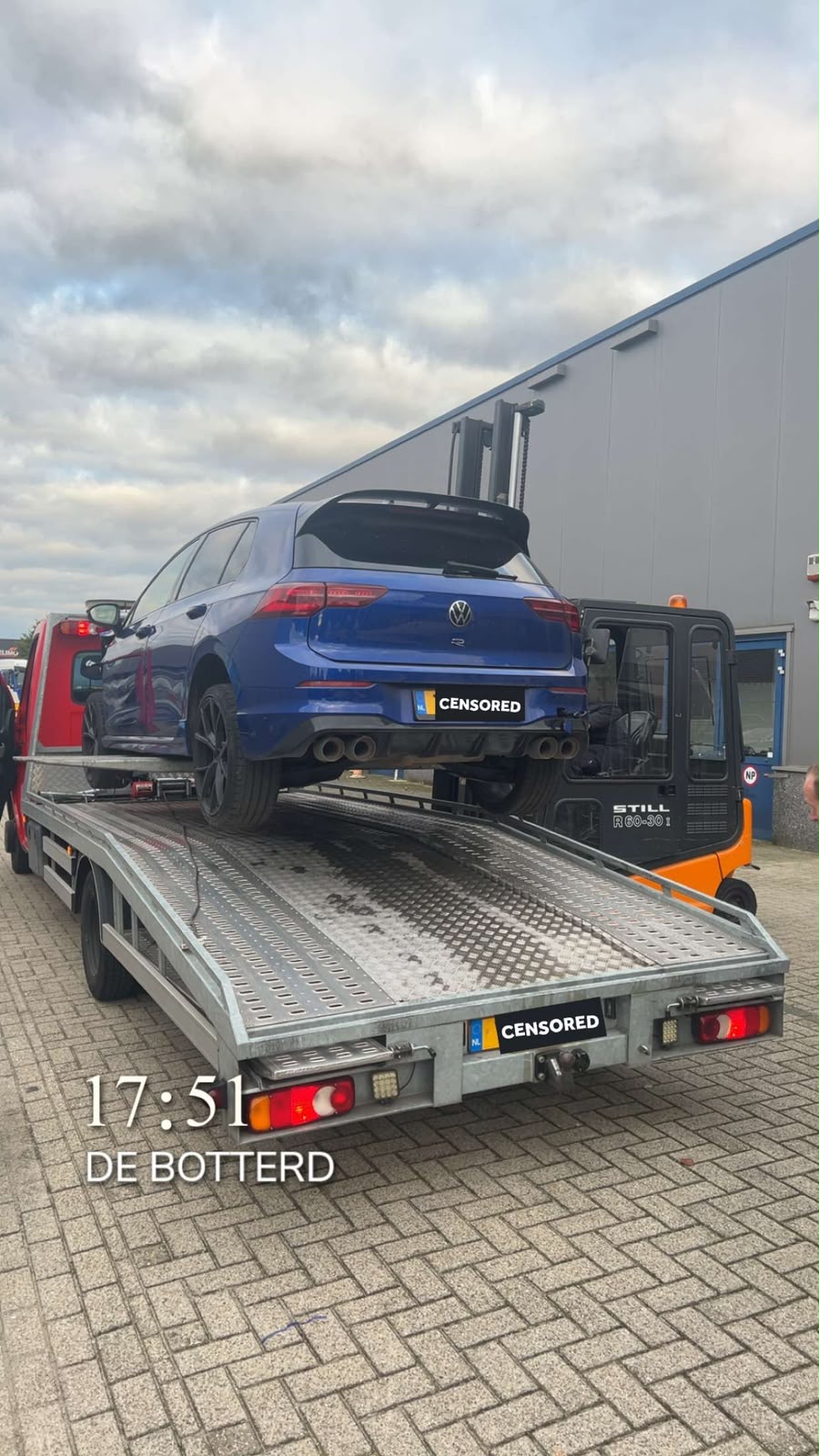 Blauwe Volkswagen Golf R wordt op de oprijwagen gezet