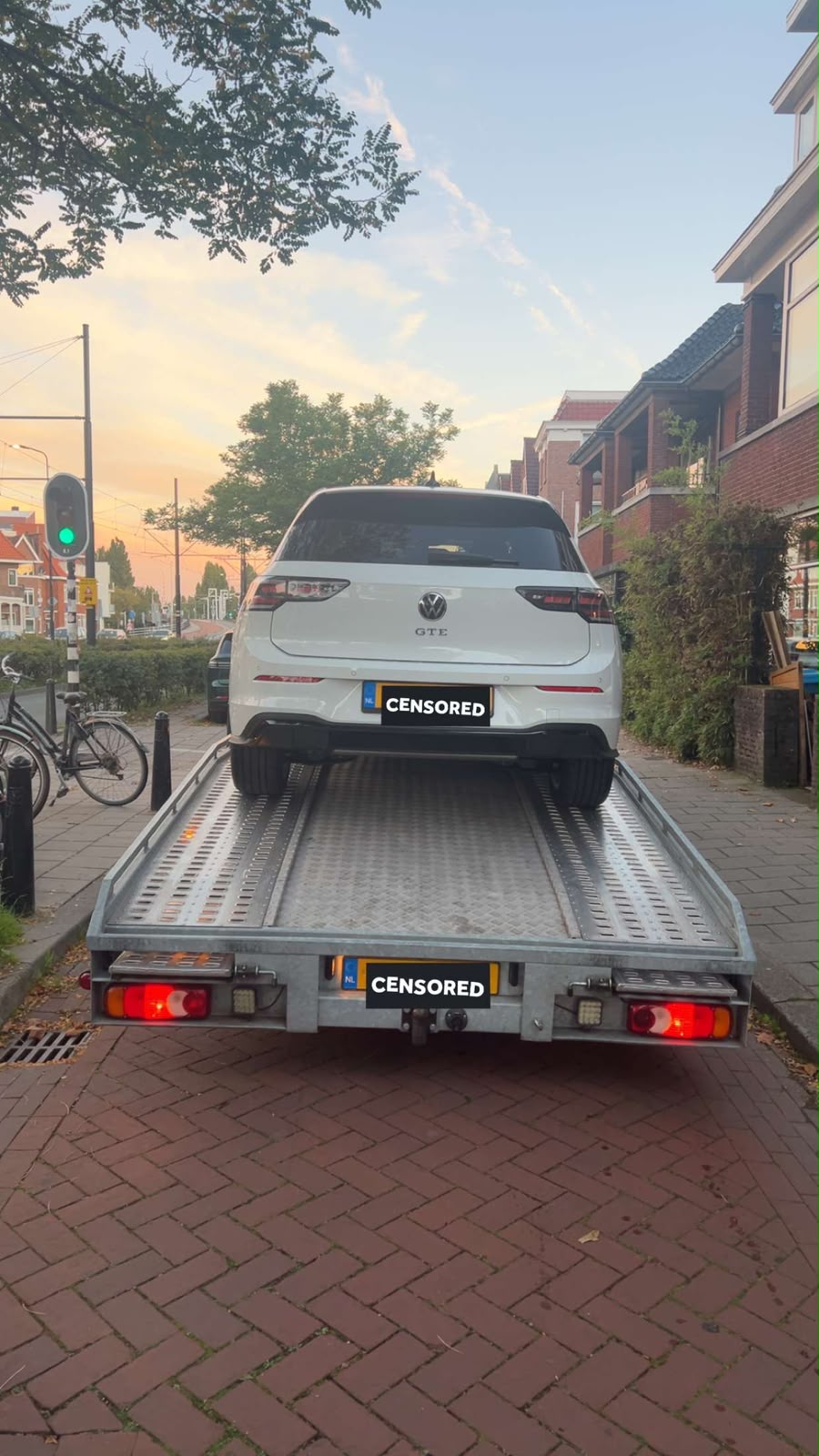 Witte Volkswagen Golf GTE op de oprijwagen in een woonstraat