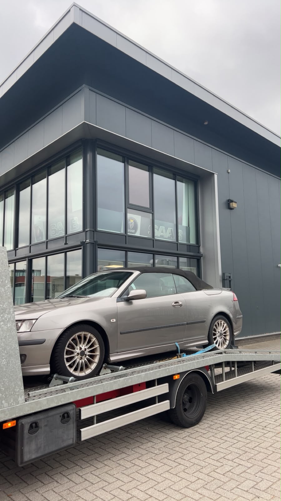 Saab cabriolet op de oprijwagen voor een autobedrijf