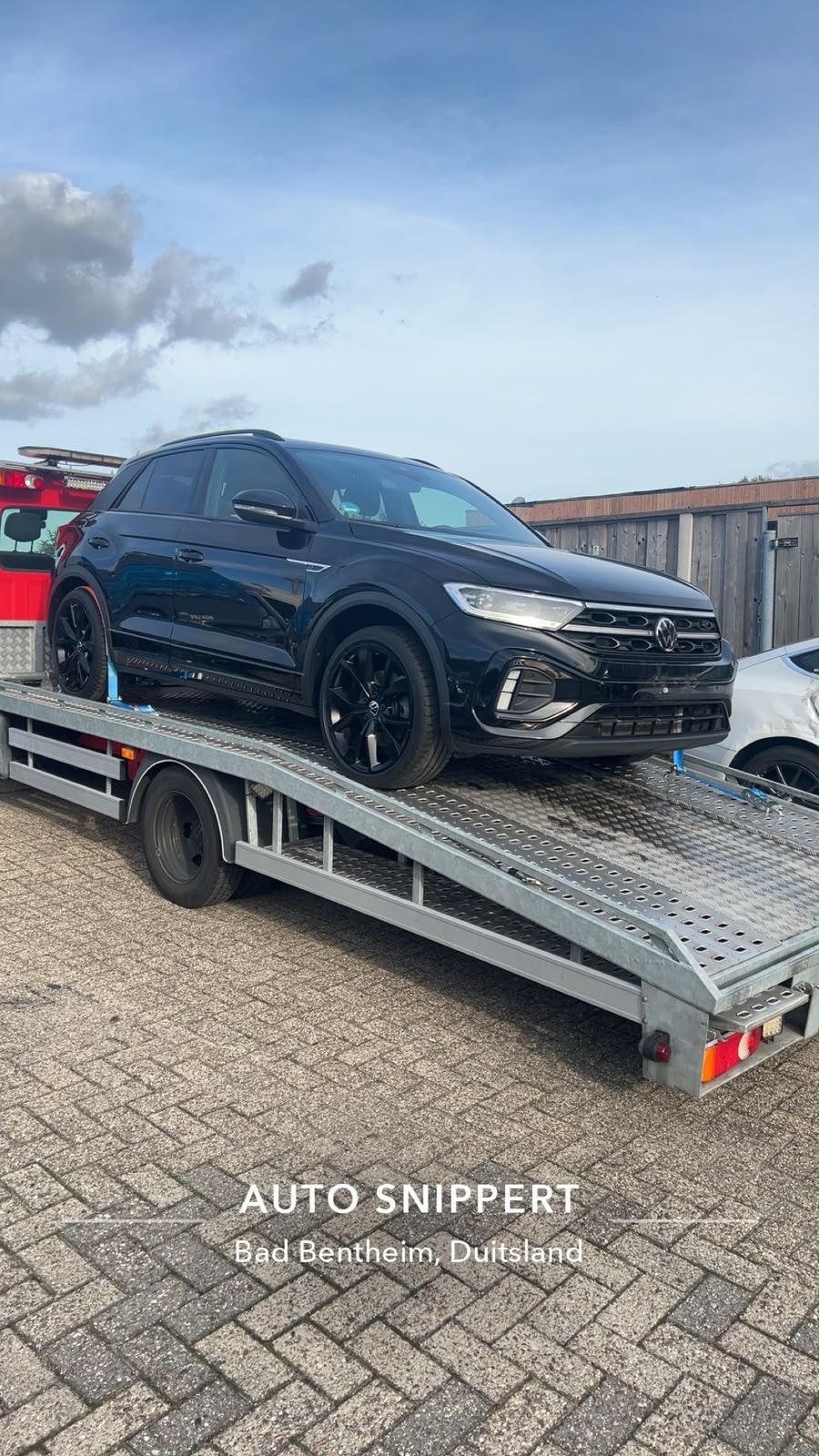 Zwarte Volkswagen op de oprijwagen in Bad Bentheim, Duitsland