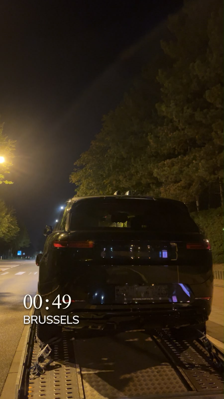 Zwarte SUV 's nachts op de oprijwagen in Brussel